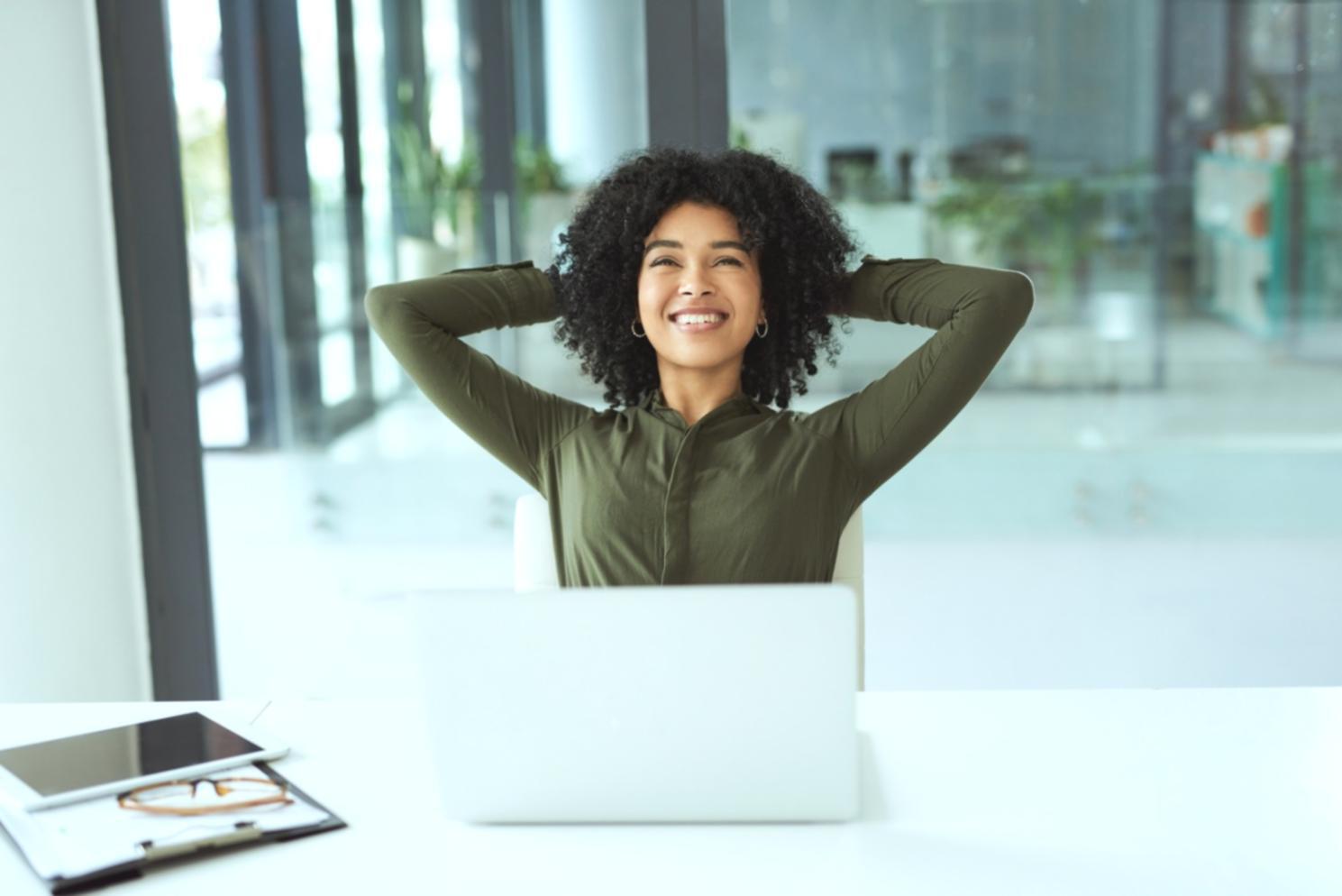 Session de planification financière collaborative avec graphiques et projections