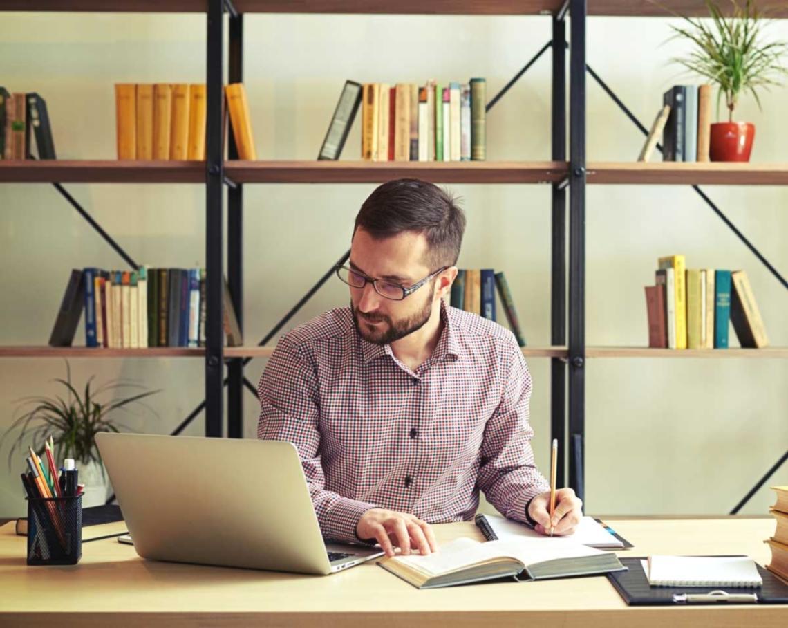 Étudiants internationaux discutant de leurs objectifs financiers