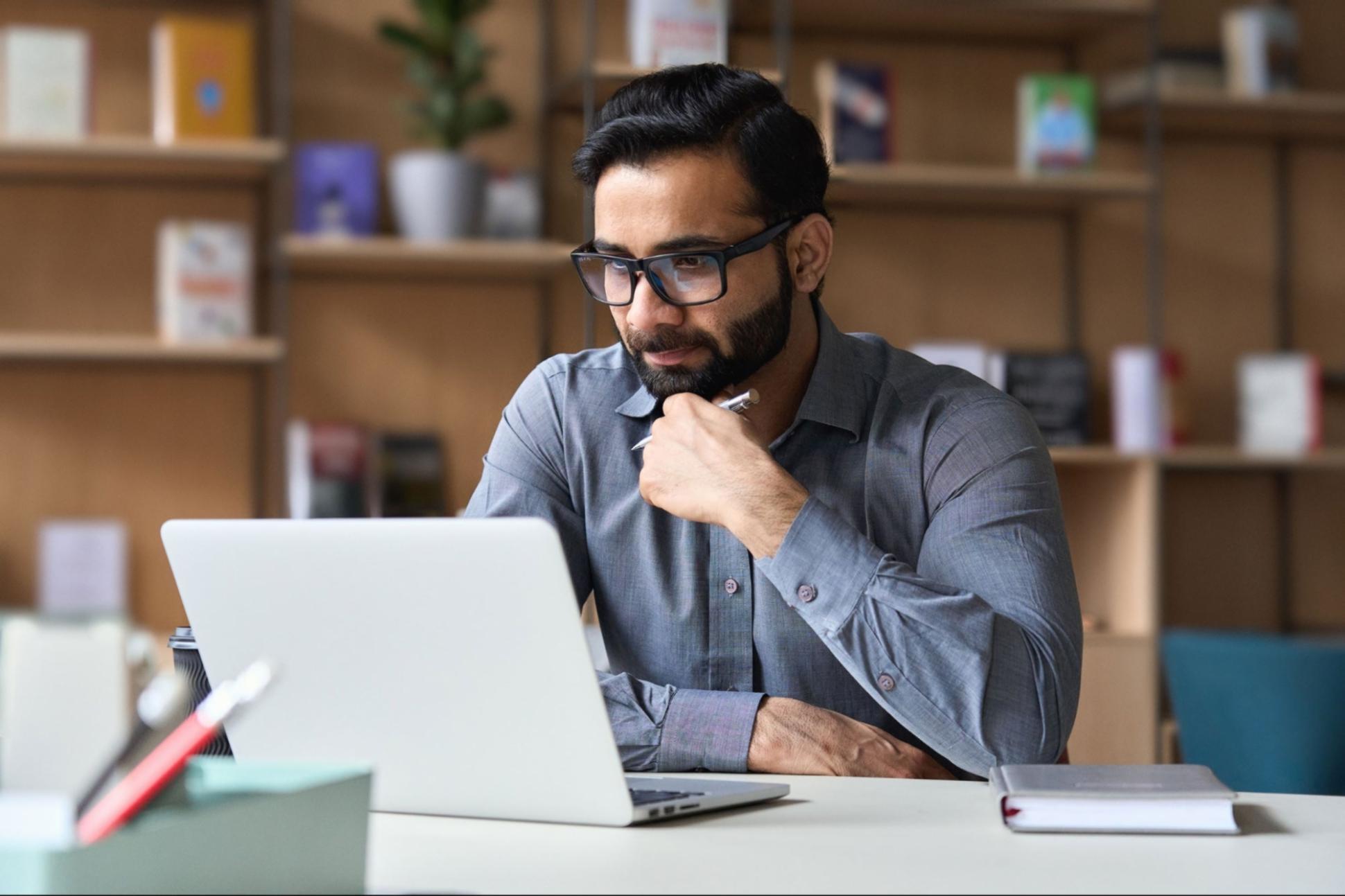 Bureau de consultation avec documents financiers et outils de planification